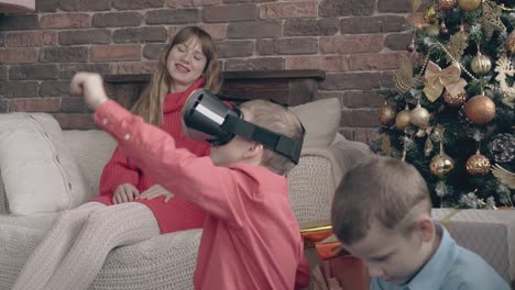 Kind-Spielt-Mit-VR-Headset-In-Der-Nähe-Von-Mutter-Und-Kleinem-Bruder