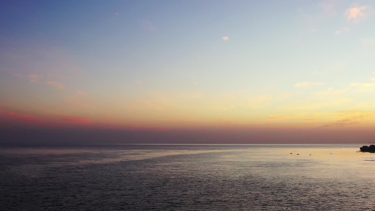 superficie oscura del mar después de que el sol se pone en el horizonte y el cielo se tiñe de púrpura, cielo polvoriento por la noche, jamaica
