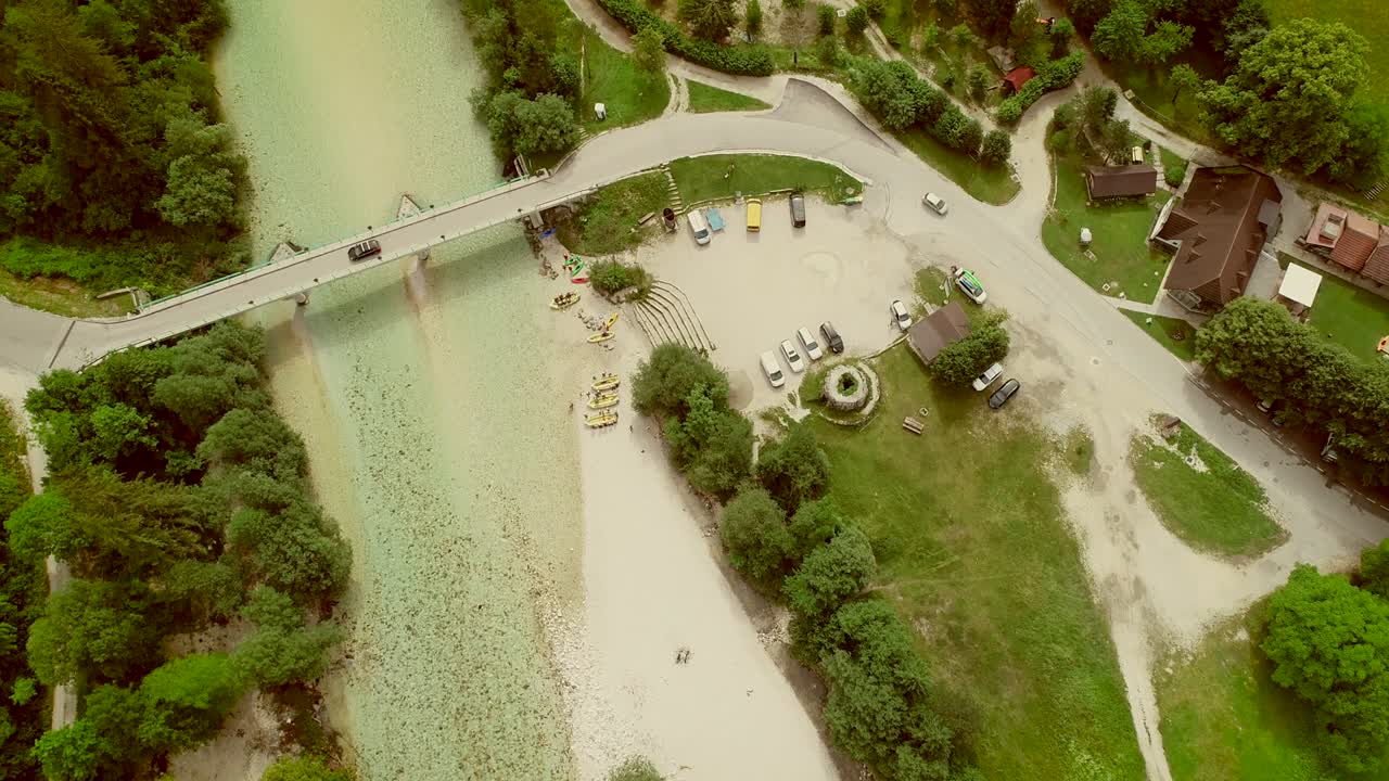 슬로베니아 의 소카 강 에 있는 작은 다리 의 공중 사진.