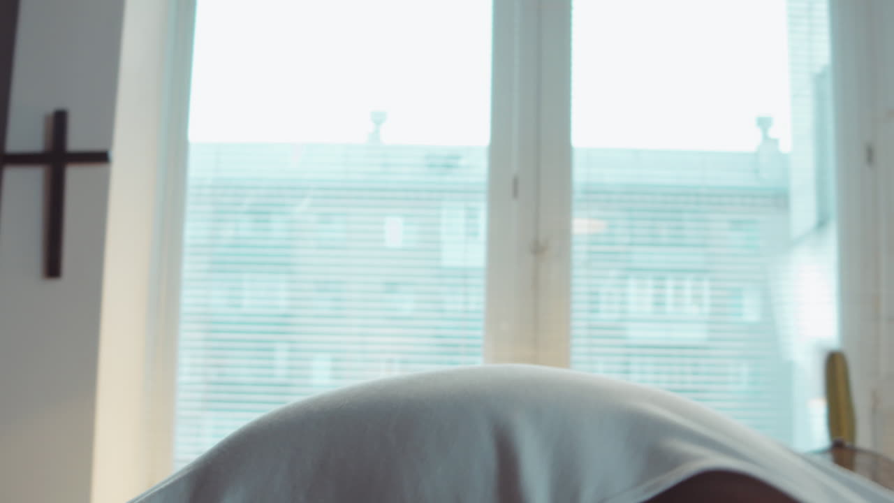 아프리카계 미국인 남자가 집에서 신발 ⁇ 을  ⁇ 고 후디를 입고 있습니다.