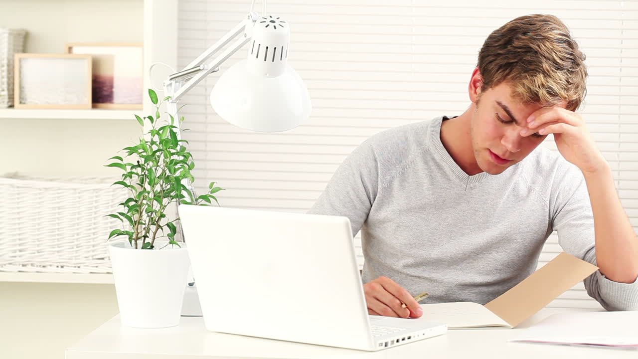 집에서 일하는 행복한 대학생