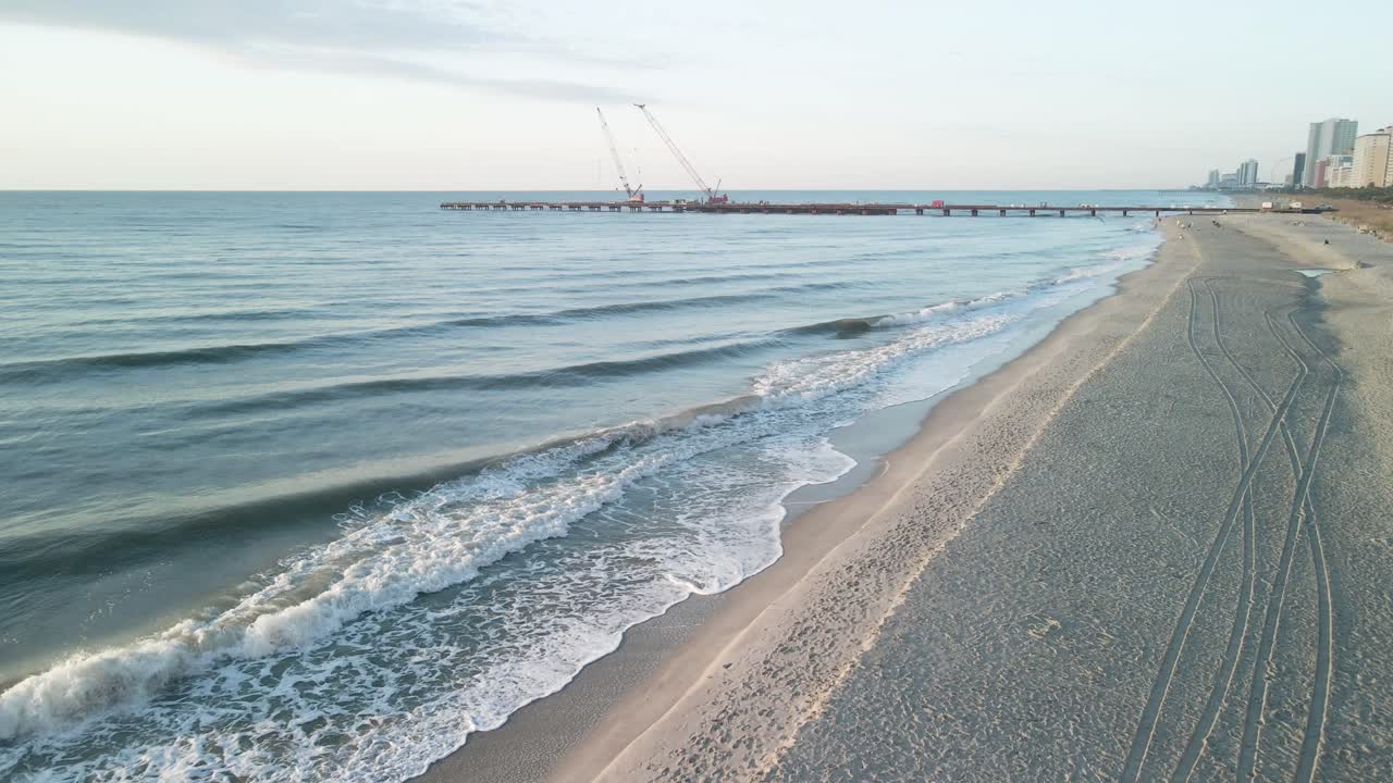 Drone udara terbang di atas pantai Samudra Atlantik di Myrtle Beach, South Carolina, saat matahari terbit di jam keemasan