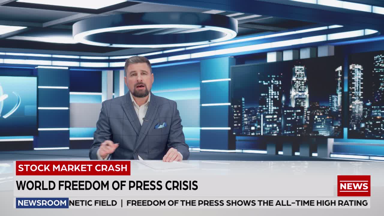 뉴스  tv 스튜디오 라이브 뉴스 프로그램: 카우카시안 남성 진행자 나쁜 뉴스를 보고, 녹색 화면 크로마 키 스크린 그림. 텔레비전 케이블 채널 커 대화. 네트워크 방송 모의 재생