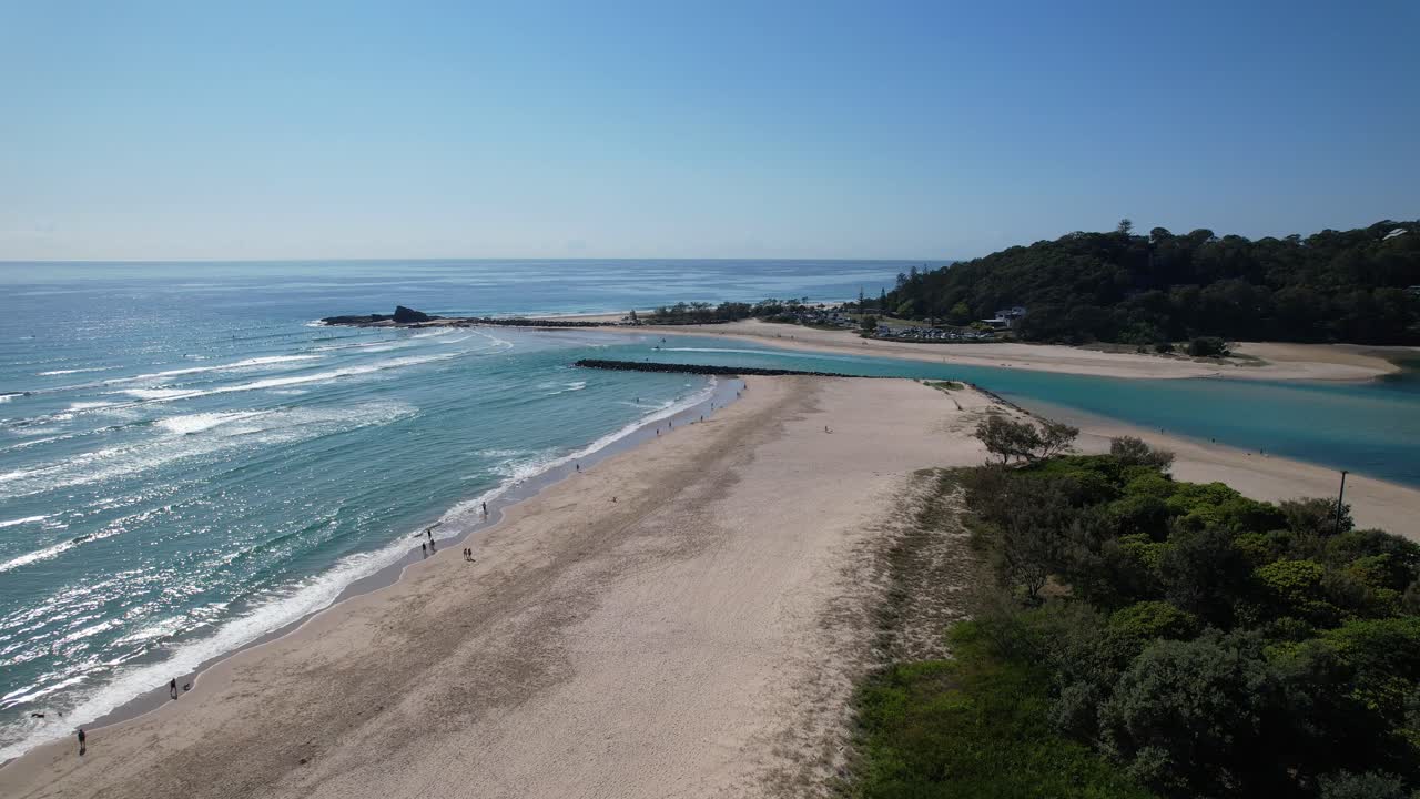 playa de palmeras con vistas al callejón currumbin durante el amanecer en gold coast, queensland, australia