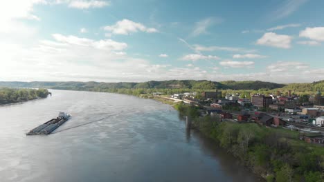 Pequeño-Pueblo-En-El-Río-Con-Barcaza-Paisaje-Dolly-4k