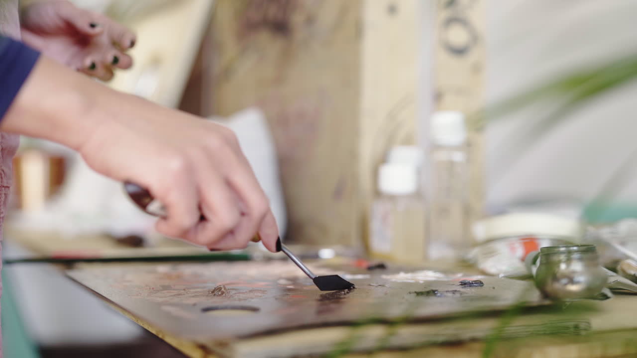 스튜디오에서 캔버스에 혼합하기 위한 nitpicking 페인트 색상