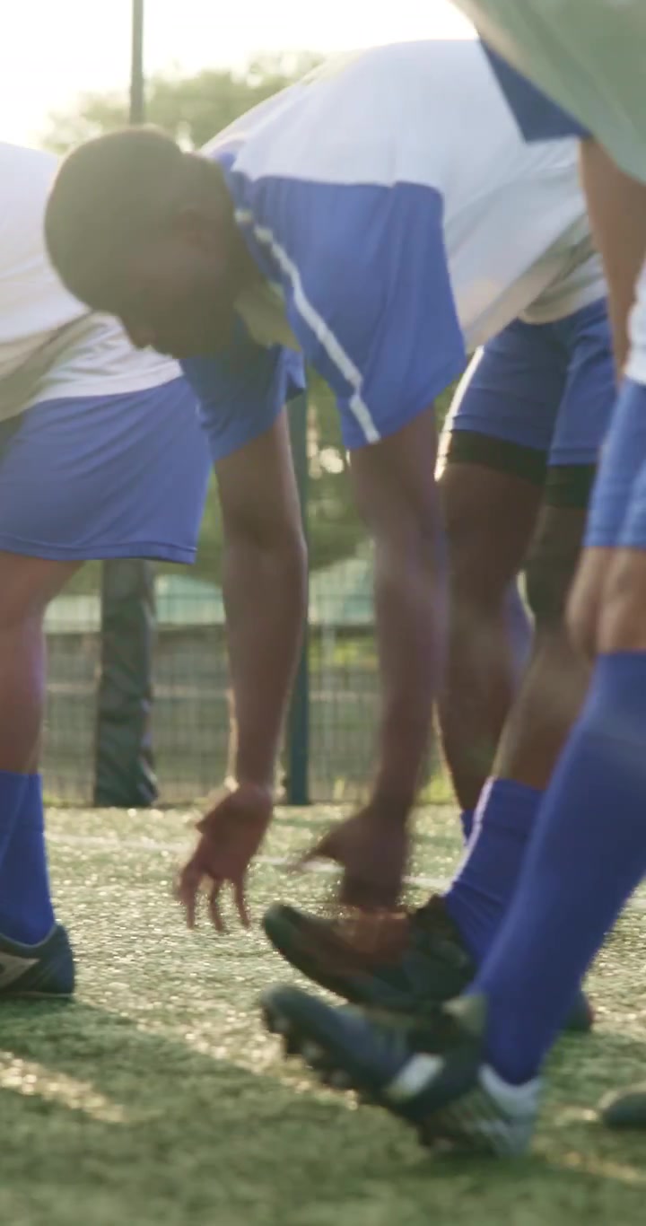 Giocatori di Calcio che si Allungano e si Riscaldano in Campo