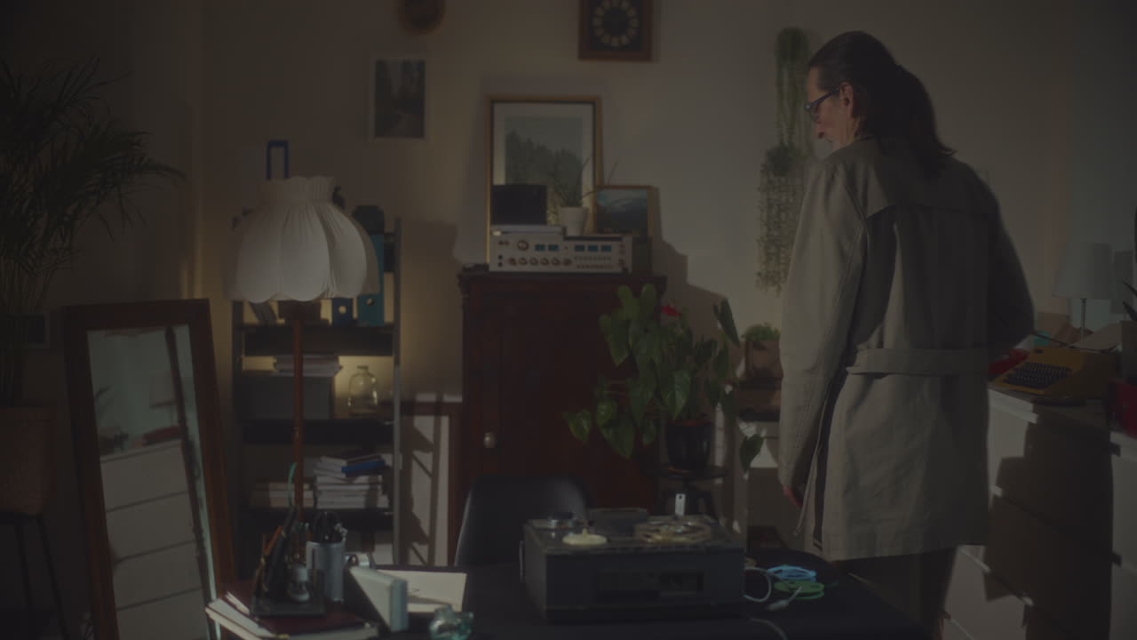 el espía escucha grabaciones discretas.