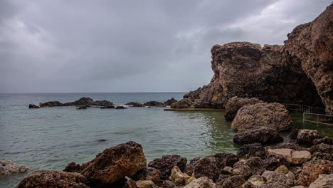 el lapso de tiempo de la costa rocosa con las olas rompiendo