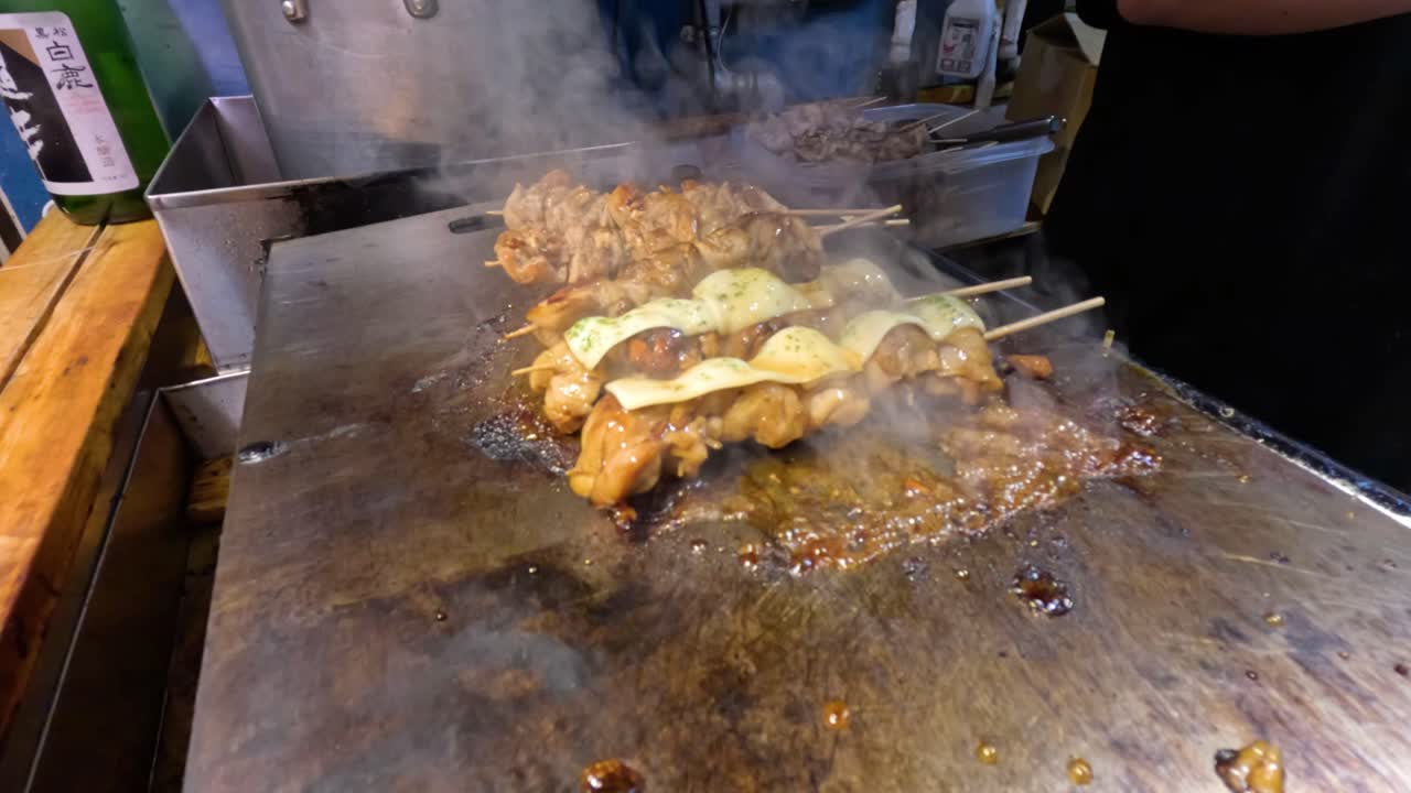 열린 그릴 에 개진 고기 를 요리 하는 것