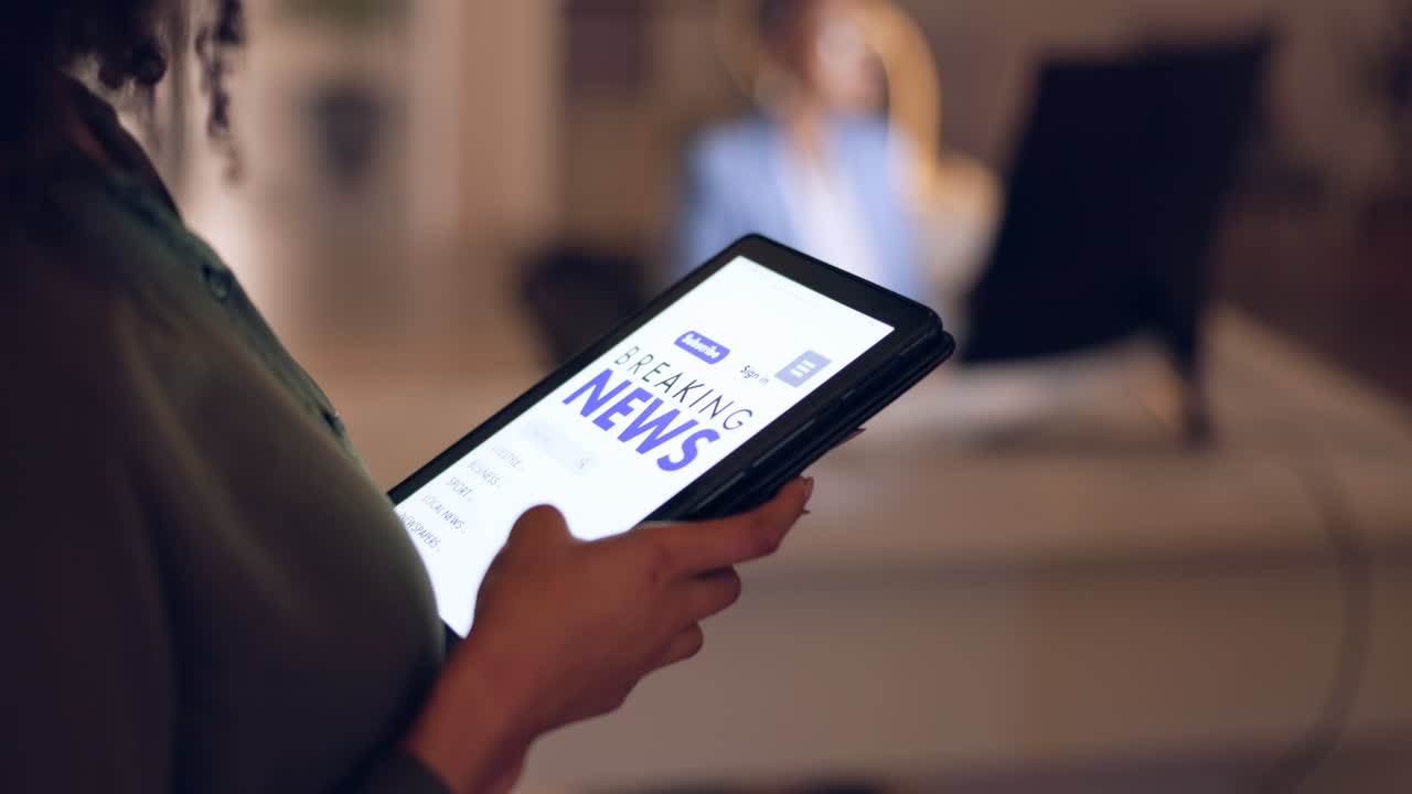 sitio web, tableta y scroll de periodistas de noticias