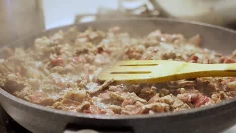 cocinar carne asada en la cocina