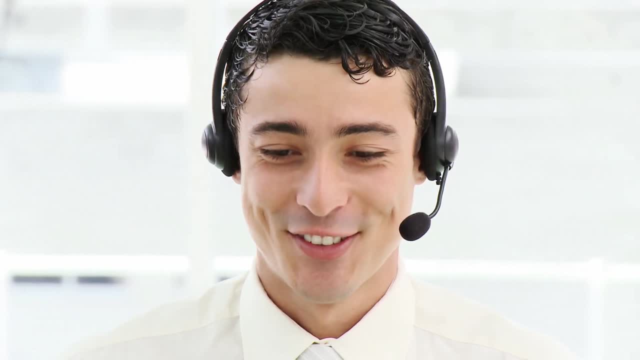 Smilende forretningsmann med headset på