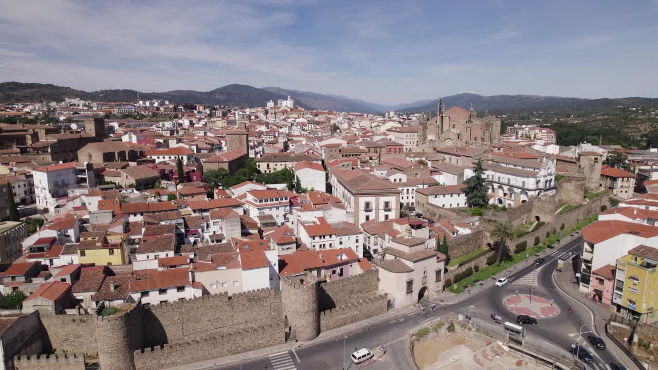 que establece una toma panorámica aérea de la ciudad histórica de plasencia en españa, día
