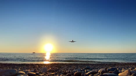 Avión-Aterrizando-Sobre-El-Mar-Al-Atardecer