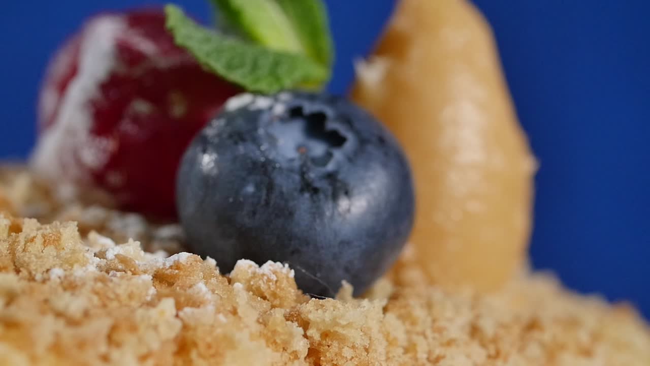 열매 와 크레스트 가 들어 있는 맛있는 케이크 의 클로즈업