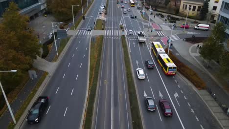 Toma-Aérea-Del-Tráfico-De-La-Ciudad-Y-El-Paisaje-Urbano,-Ciudad-De-Wrocław-4k