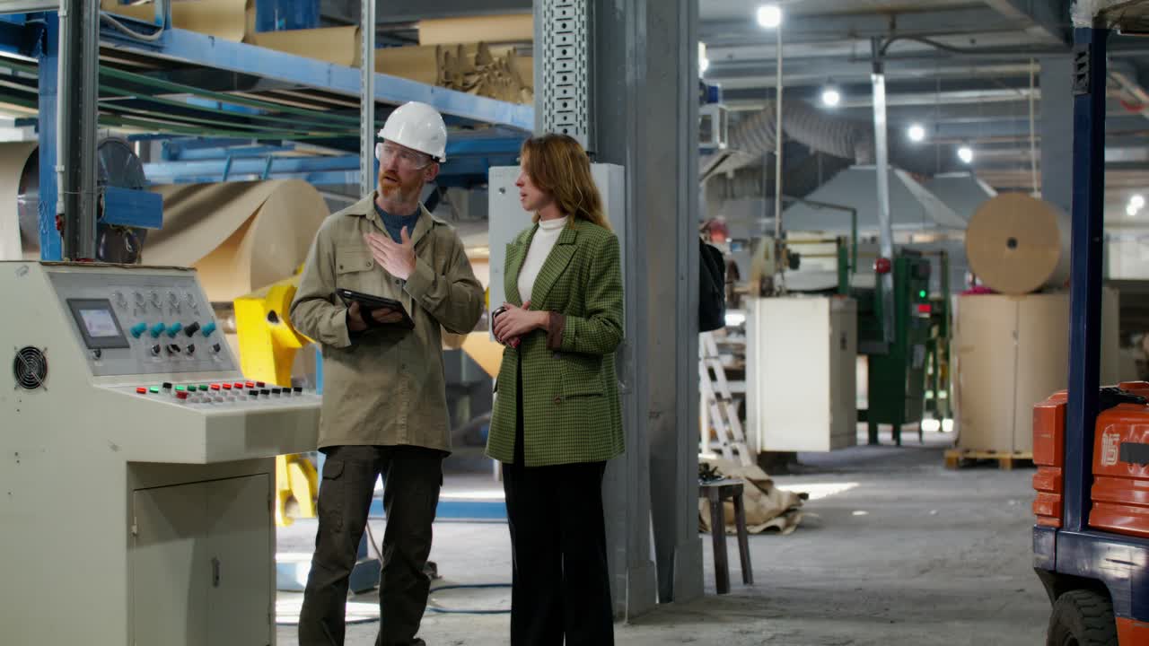 trabajadores de la fábrica discutiendo las operaciones