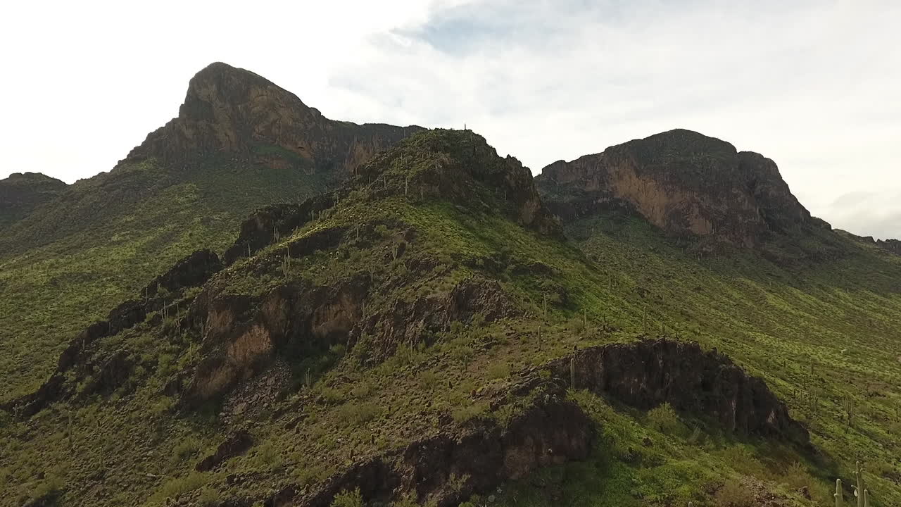 toma cinematográfica de drones del pico picacho en arizona