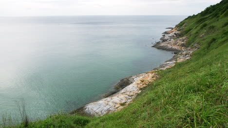 paisagem marítima cênica e rock durante o dia do parque nacional khao laem ya, rayong, tailândia