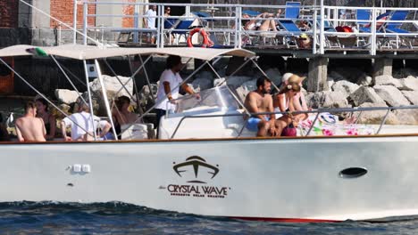 personas en un barco de velocidad atracando en el muelle