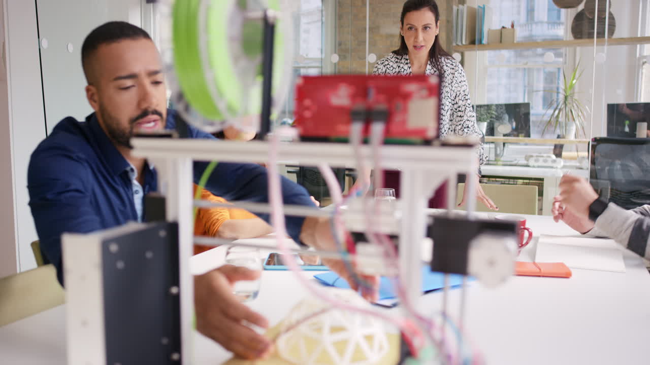 reunión del equipo de negocios creativos en una oficina hipster de moda discutiendo nuevas ideas. gerente femenina o colega dando dirección