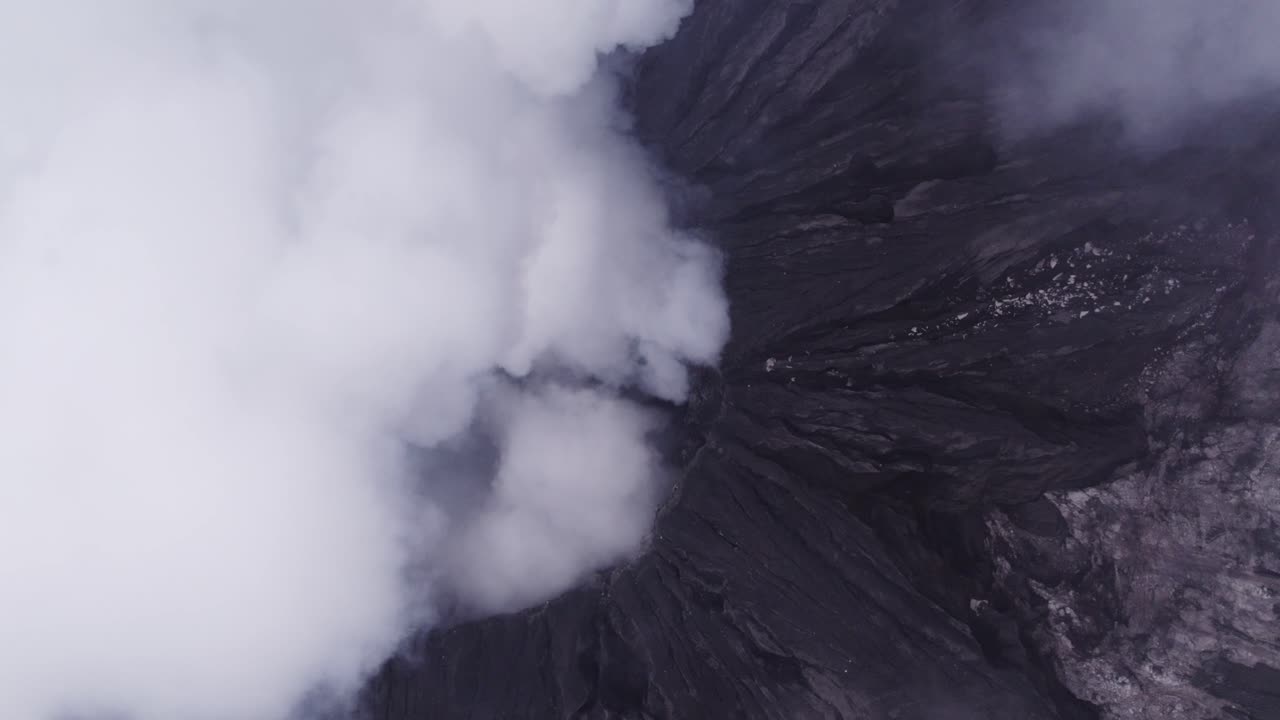 el famoso cráter volcánico del monte gunung bromo es un volcán activo, aéreo