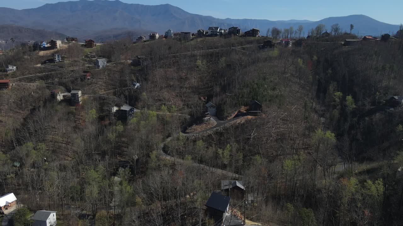 vista aérea de alquileres y cabañas en las montañas humeantes de tennessee