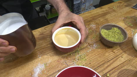 barista haciendo arte del latte