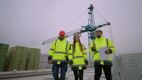 Professionelles-Team-Von-Bauingenieuren-Auf-Der-Baustelle,-Zwei-Vorarbeiter-Und-Eine-Architektin