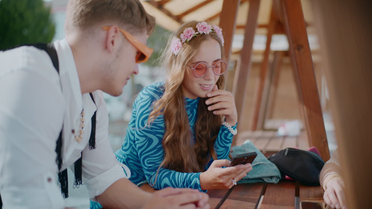친구 들 이 야외 에서 여름 날 을 즐기고 있다