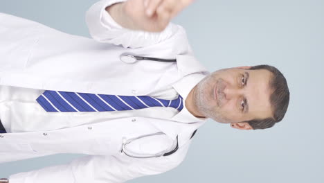el video vertical del doctor enojado.