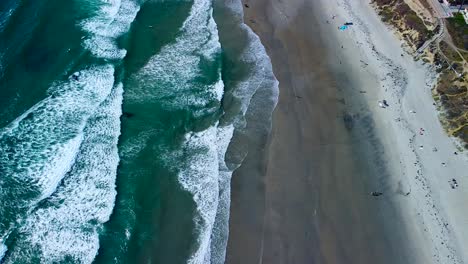 Vista-De-Drones-De-Olas-Verdes-Y-Blancas-Con-Surfista-Pasando-Comprar