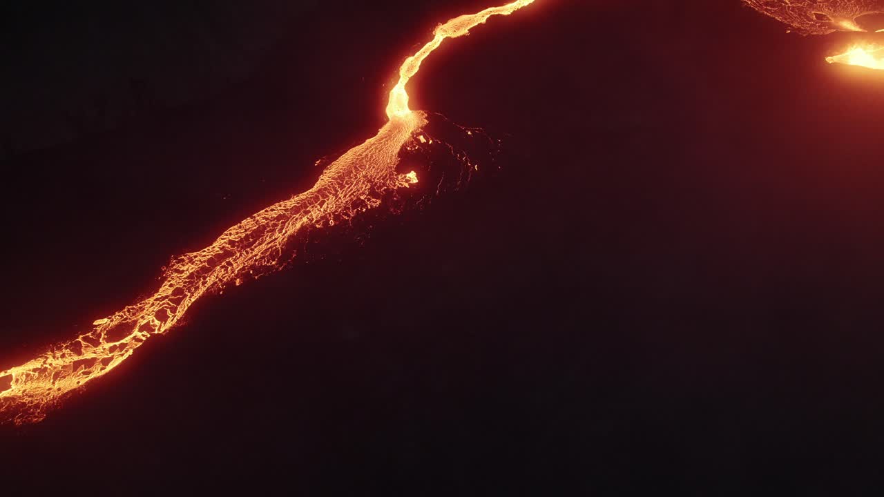 immagine del vulcano litli hrutur in islanda con nebbia e fumo 10