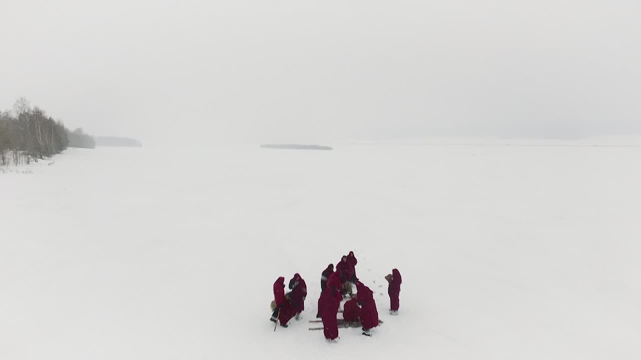 얼어붙은 호수 에서 은 옷 을 입은 사람 들