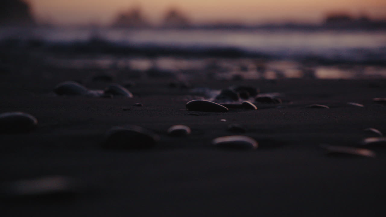 해가 지는 해변 장면