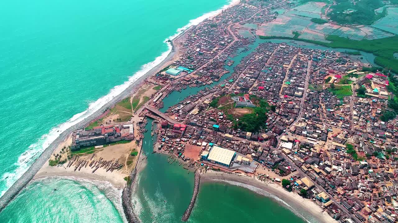 una hermosa grabación aérea de 4k de la ciudad histórica de elmina, ghana
