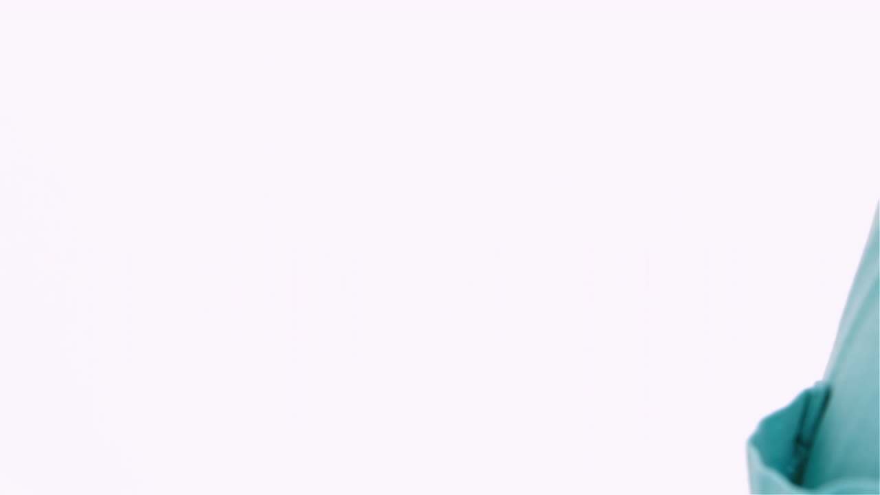 улыбающийся мужчина использует смартфон.