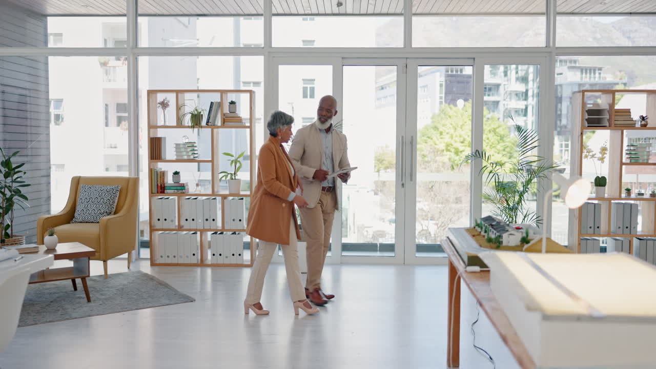 ufficio, tablet e uomini d'affari senior che camminano