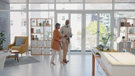 kantoor, tablet en senior zakenmensen lopen