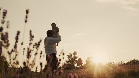 Silhouette-Eines-Vaters,-Der-Mit-Einer-Kleinen-Tochter-Spielt.-Erbricht-Sich-Bei-Sonnenuntergang