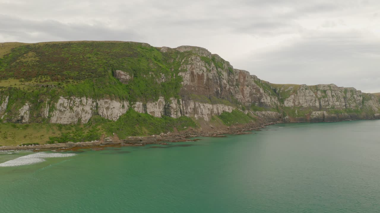 낮 동안 뉴질랜드 해안을 따라 절벽의 왼쪽에서 오른쪽으로 공전하는 공중 궤도