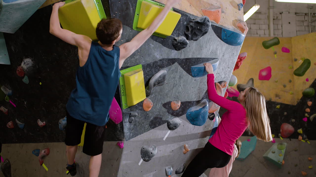 amigos haciendo bouldering en el interior