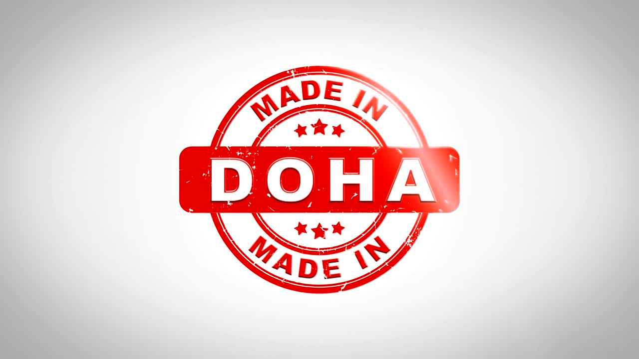 दोहा में निर्मित हस्ताक्षरित मुद्रांकन पाठ लकड़ी की मुहर एनीमेशन। साफ सफेद कागज की सतह की पृष्ठभूमि पर लाल स्याही, हरे मैट पृष्ठभूमि के साथ शामिल।
