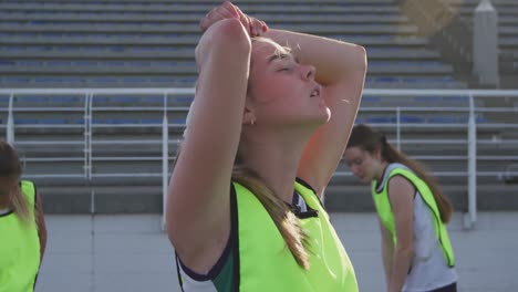 weibliche hockeyspieler erwärmen sich auf dem feld