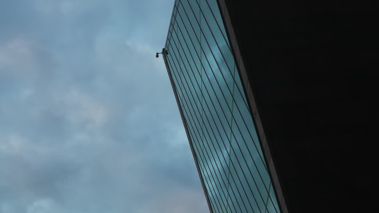 Nubes reflejando las ventanas del Museo de la Segunda Guerra Mundial, Gdansk, Polonia