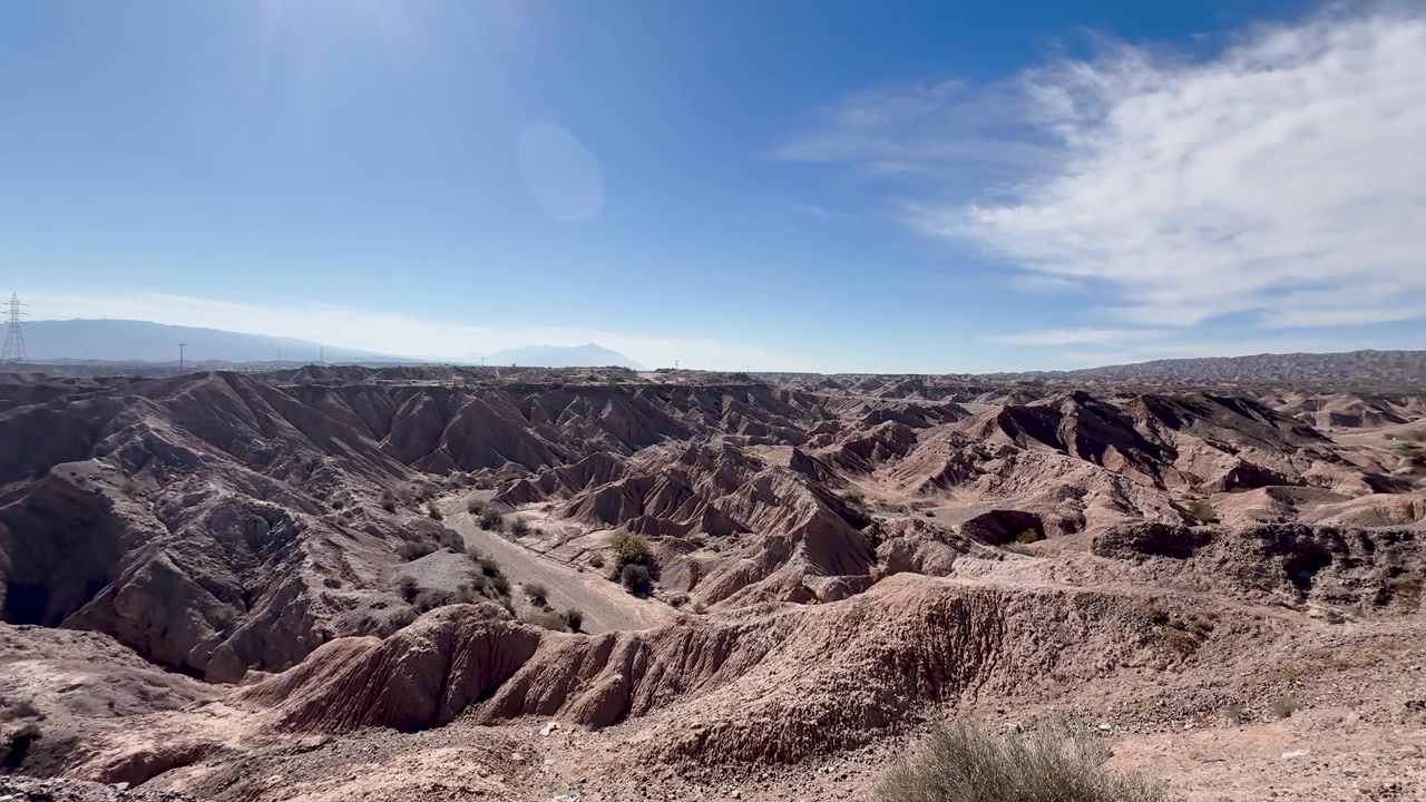 Badlands Loma de Las Tapias menunjukkan formasi sedimen yang sangat terkikis di dekat Dique Ullum di Ullum, Provinsi San Juan, Cuyo, Argentina, geser lambat
