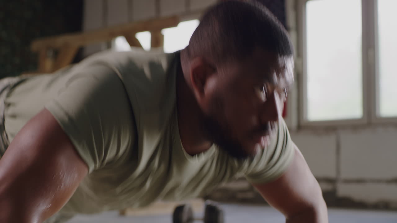 체육관 에서 푸시업 을 하는 남자