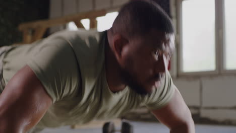 hombre haciendo flexiones en un gimnasio