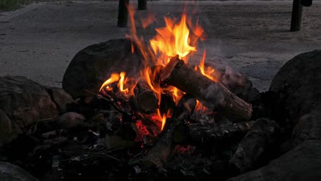 Eine-Mittlere-Bis-Nahaufnahme-Eines-Lagerfeuers-Begann-Auf-Einem-Campingplatz